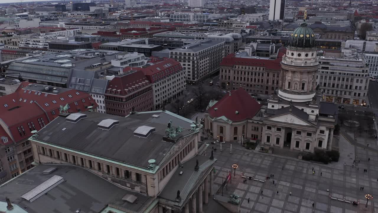 向前飞在市中心的历史建筑上。宪兵市场上的Konzerthaus和Franzosischer Dom的鸟瞰图。柏林,德国视频素材