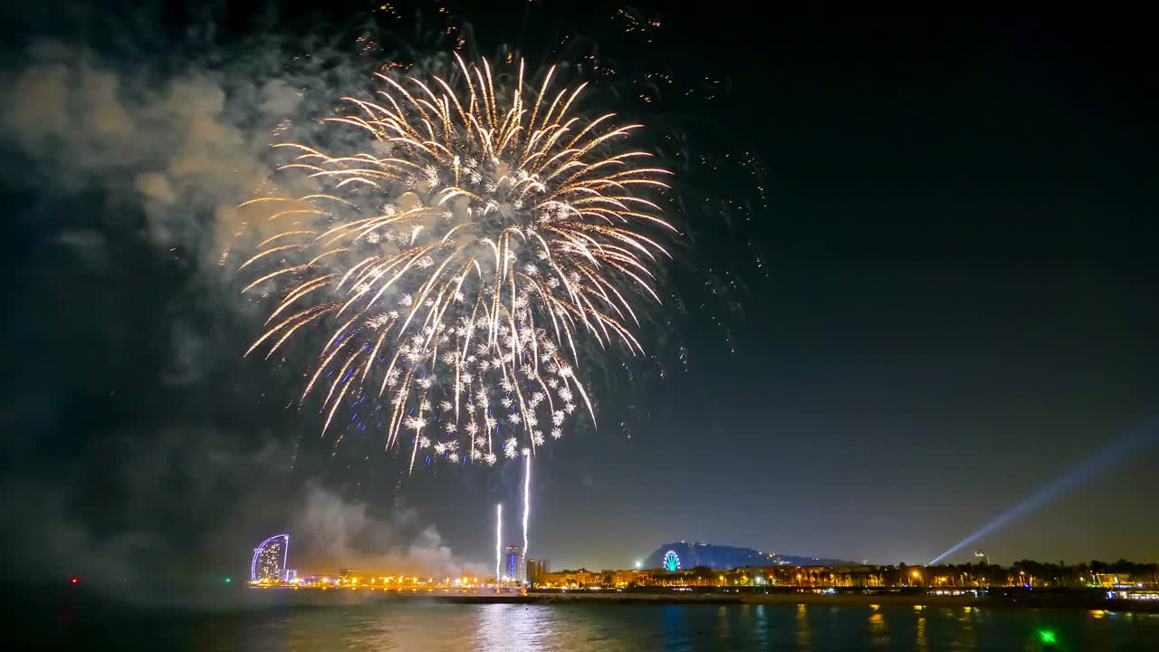 烟花在巴塞罗那的海面上绽放视频素材