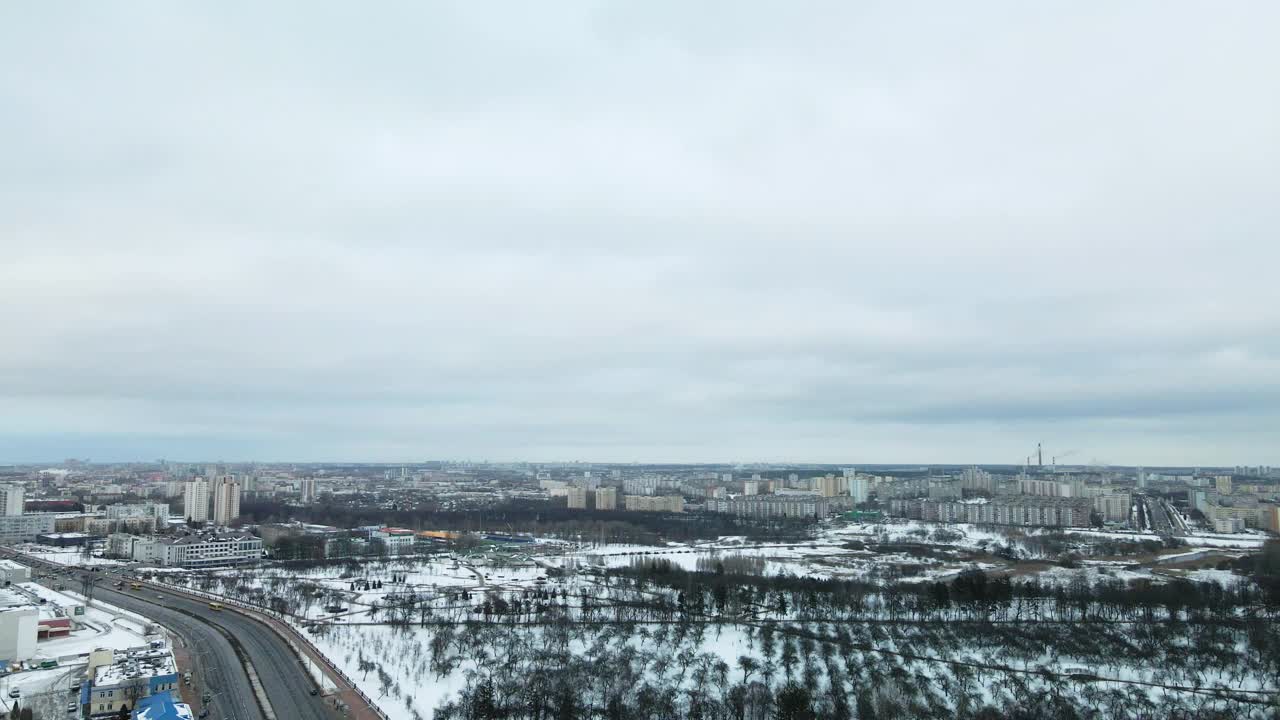 大城市的郊区。城市公园。视频素材