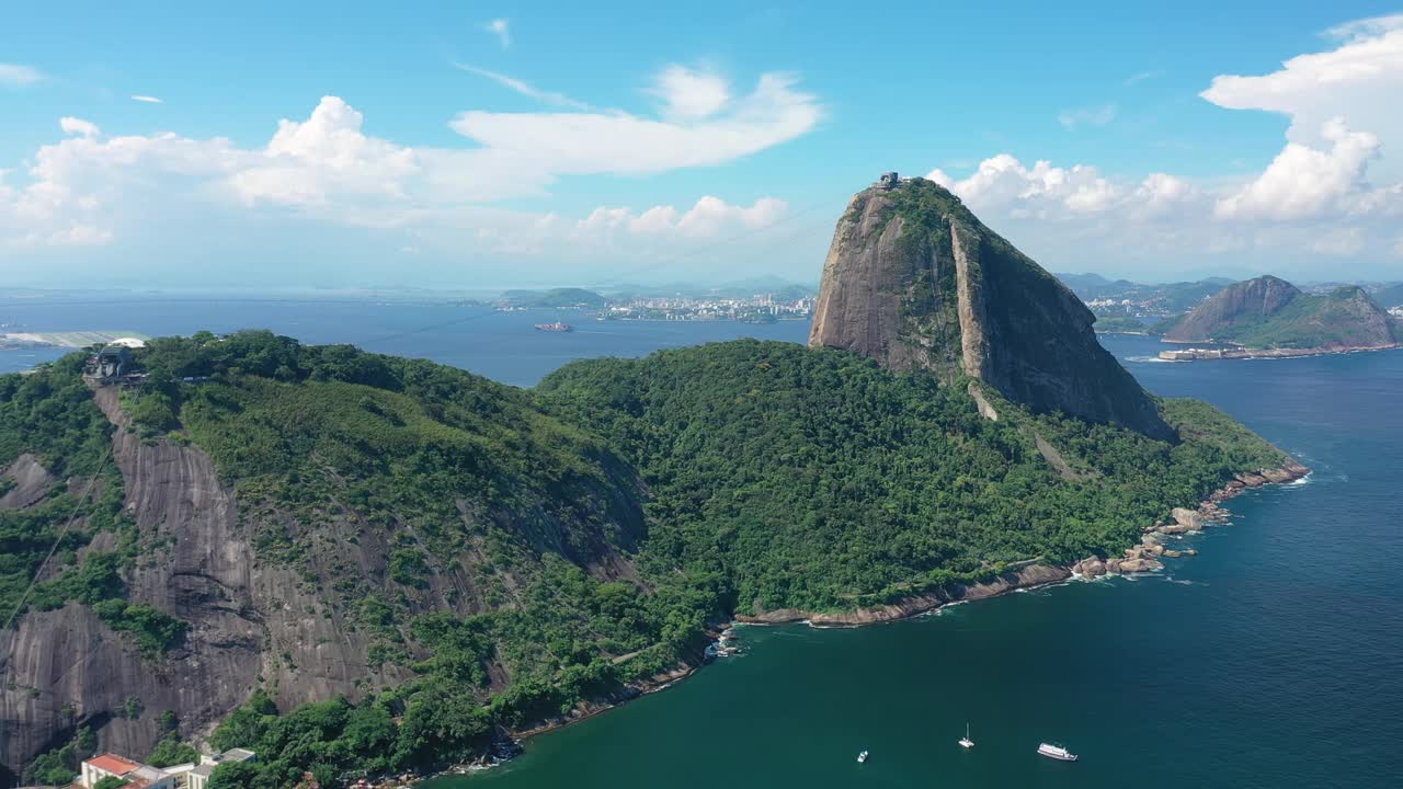 鸟瞰里约热内卢的城市景观，巴西著名的海滨城市-南美洲的景观视频素材