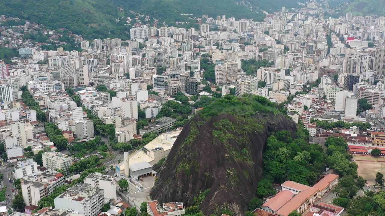 鸟瞰里约热内卢的城市景观，巴西著名的海滨城市-南美洲的景观视频素材