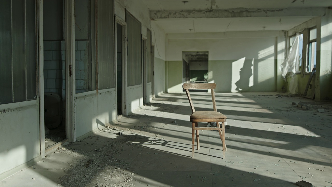 废弃建筑里的空椅子视频下载