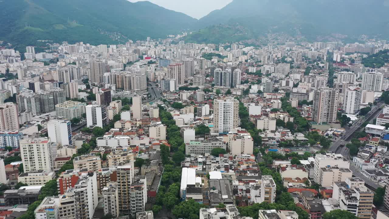 鸟瞰里约热内卢的城市景观，巴西著名的海滨城市-南美洲的景观视频素材