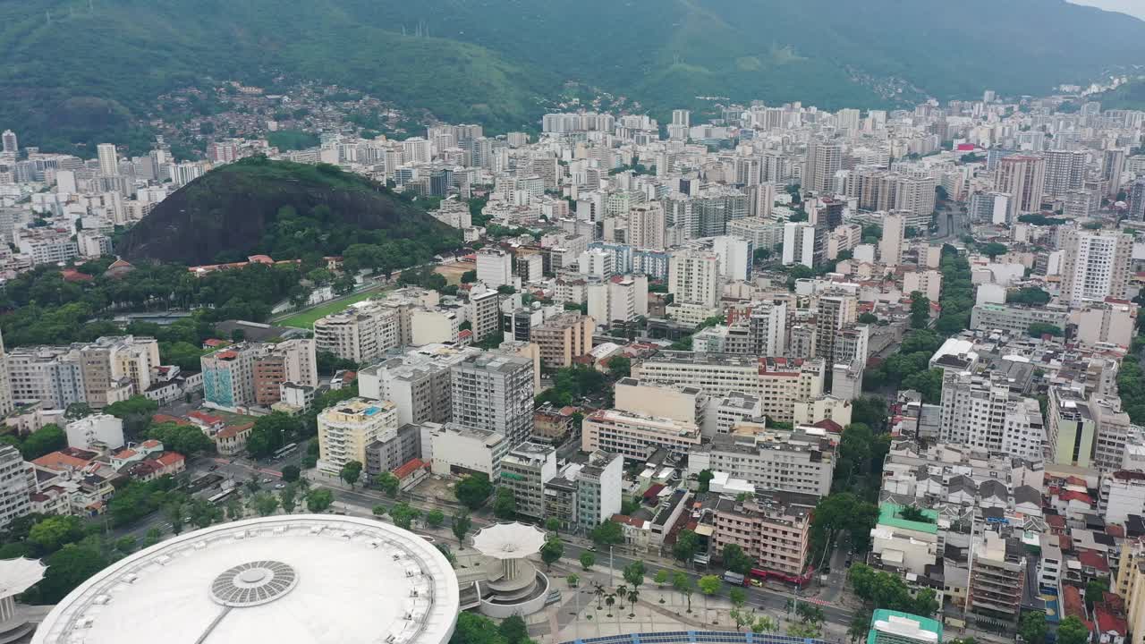 鸟瞰里约热内卢的城市景观，巴西著名的海滨城市-南美洲的景观视频素材