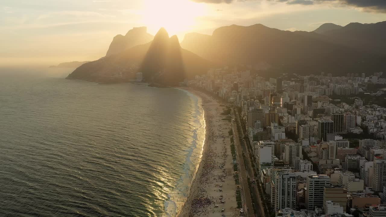 鸟瞰图，在Ipanema海滩(Playa)和Leblon海滩在里约热内卢里约热内卢的城市日落-景观全景从上面的巴西，南美洲视频素材