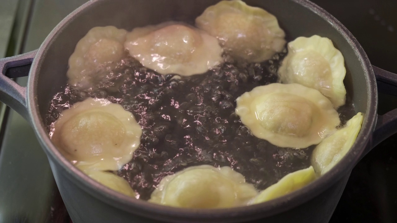 烹饪饺子面条视频素材