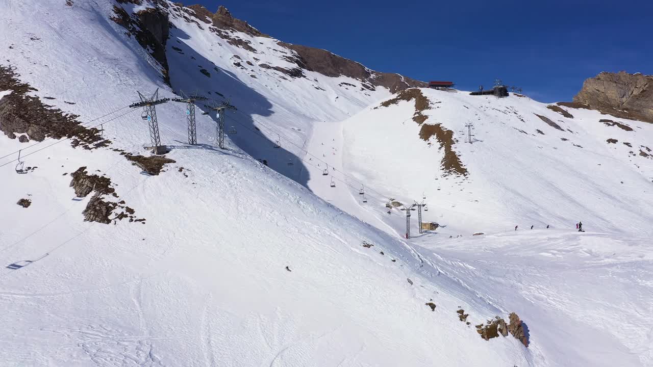 无人机拍摄的瑞士阿尔卑斯山的安泽尔滑雪胜地视频素材