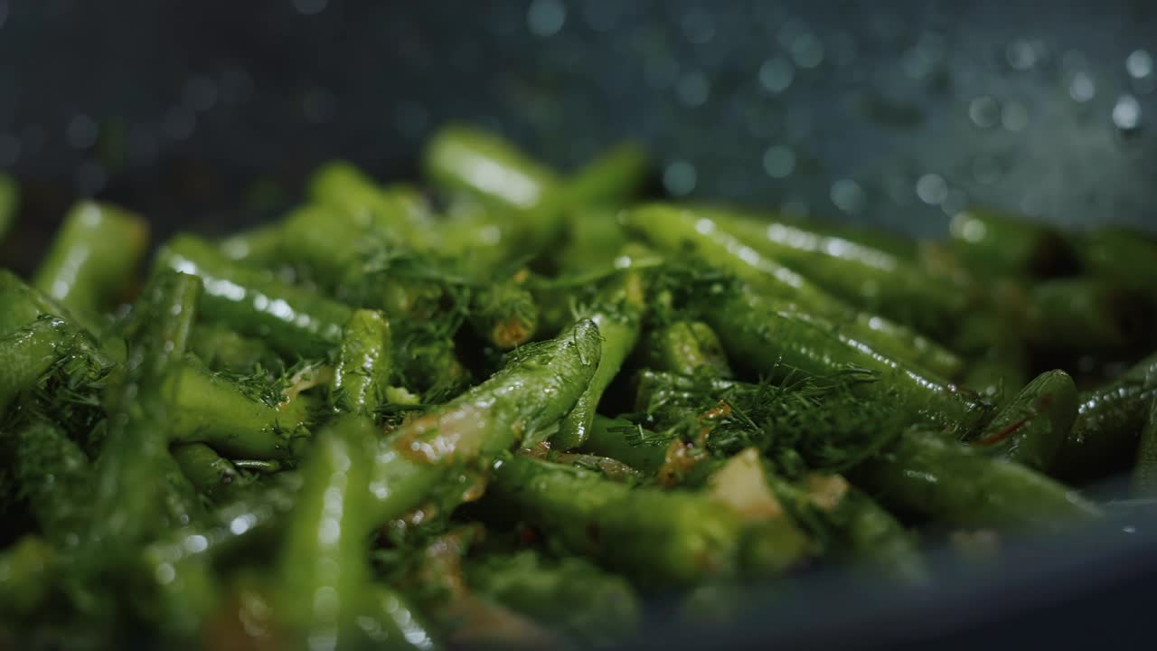 煮熟的绿豆与莳萝撒在慢动作特写素食餐与豆子。视频素材