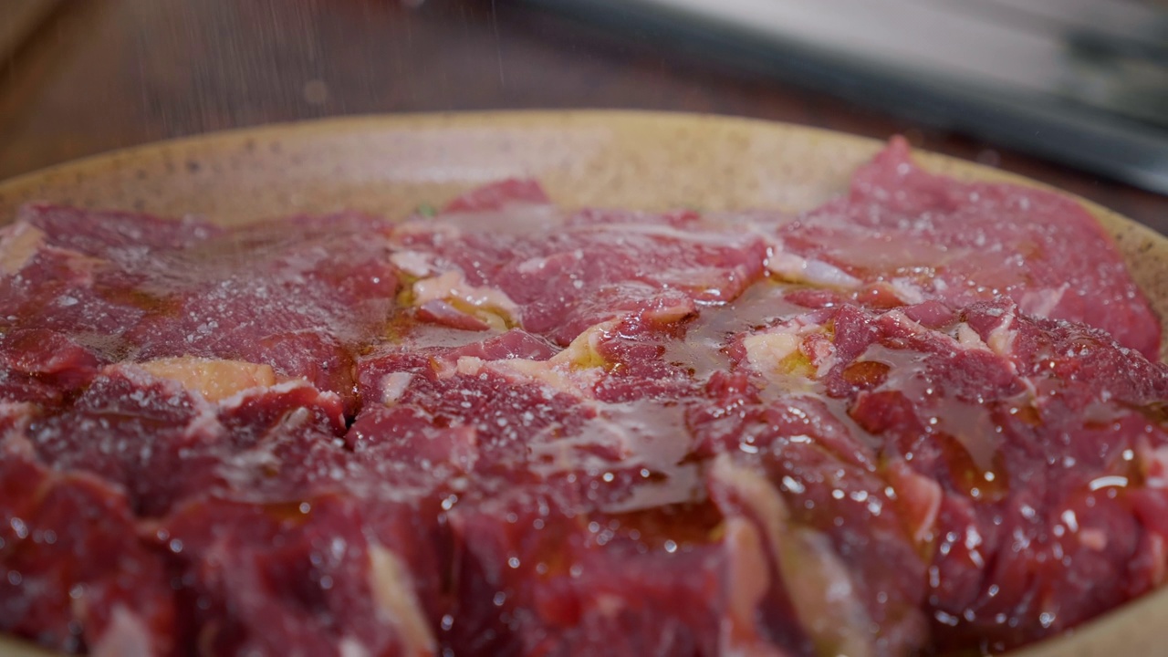 在准备台上为生牛肉调味。视频素材