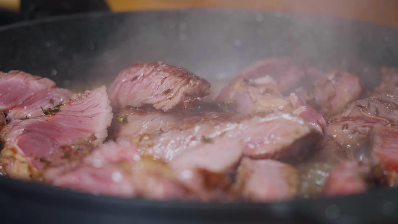 美味多汁的牛肉烹饪锅调味香草。视频素材