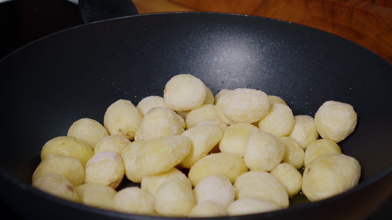 小土豆在锅里煮。视频素材