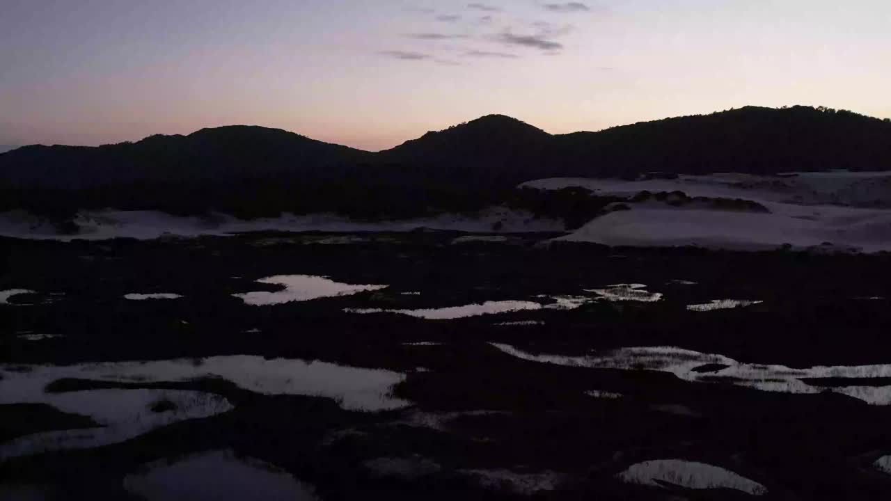 黎明时分的华金纳沙丘，是Florianópolis城市地区大西洋森林沙丘的避难所视频素材