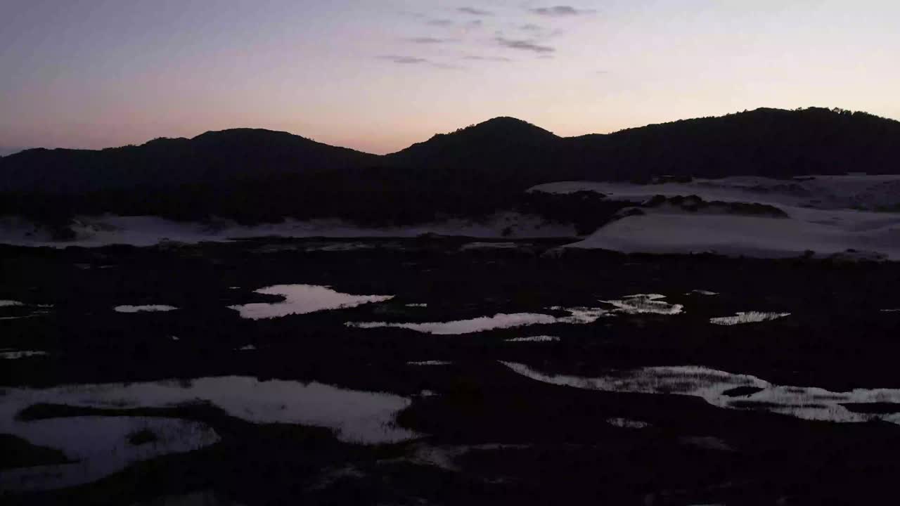 黎明时分的华金纳沙丘，是Florianópolis城市地区大西洋森林沙丘的避难所视频素材