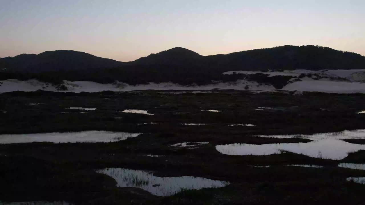 黎明时分的华金纳沙丘，是Florianópolis城市地区大西洋森林沙丘的避难所视频素材