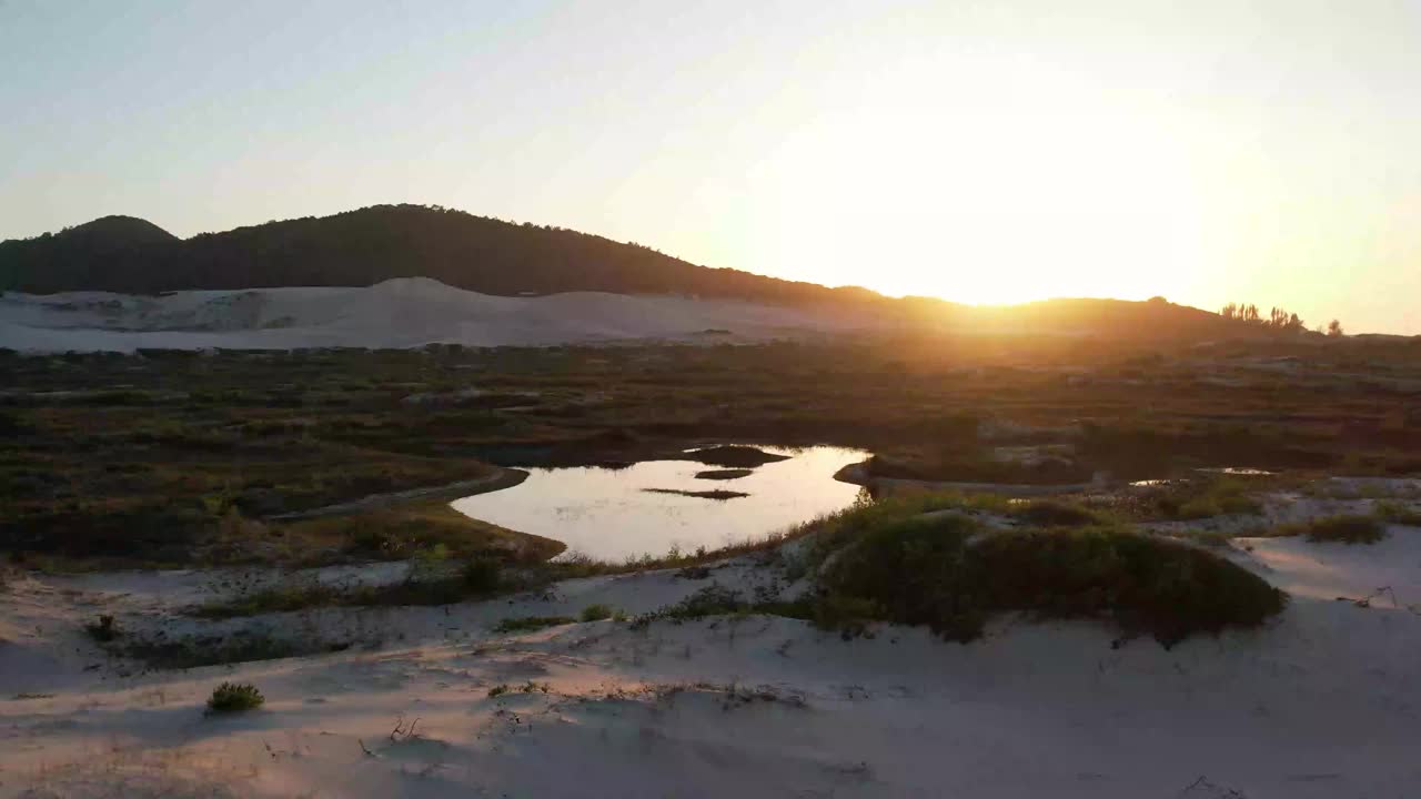 黎明时分的华金纳沙丘，是Florianópolis城市地区大西洋森林沙丘的避难所视频素材