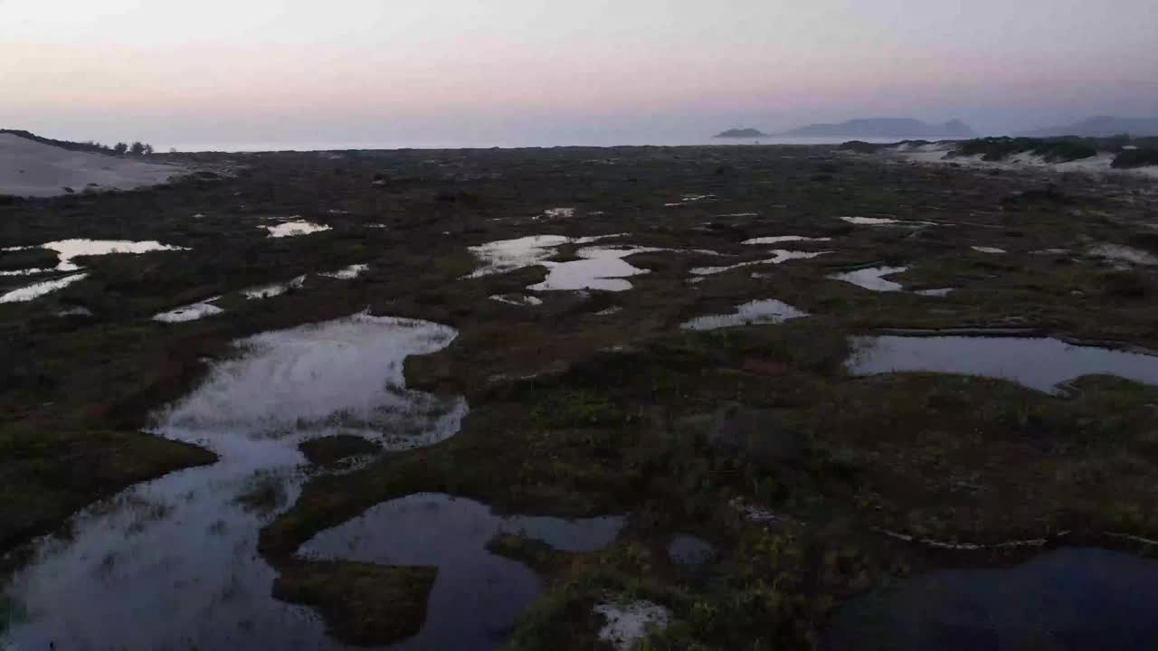 黎明时分的华金纳沙丘，是Florianópolis城市地区大西洋森林沙丘的避难所视频素材