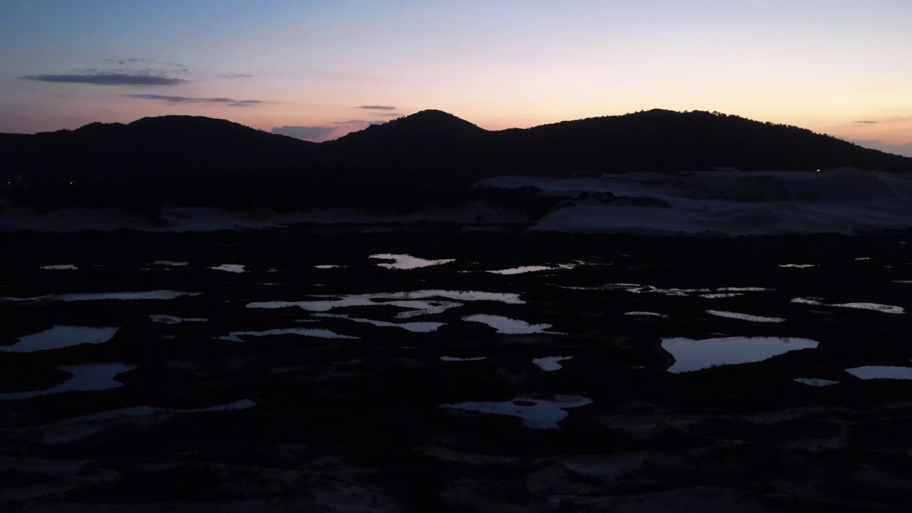 黎明时分的华金纳沙丘，是Florianópolis城市地区大西洋森林沙丘的避难所视频素材