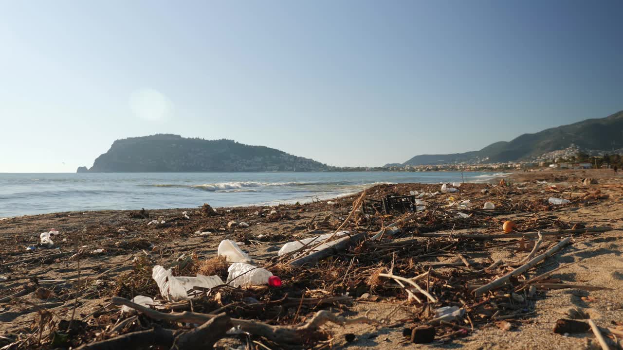 肮脏的海滩上的垃圾。沙滩上的塑料垃圾。热带海洋海滩上的污染视频素材