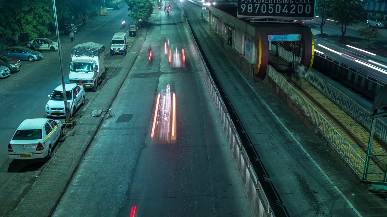 印度，夜晚的交通时间流逝，道路上的交通俯瞰图视频素材