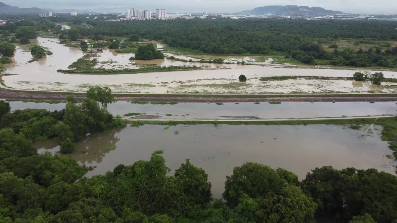 鸟瞰马来西亚种植园洪水视频素材