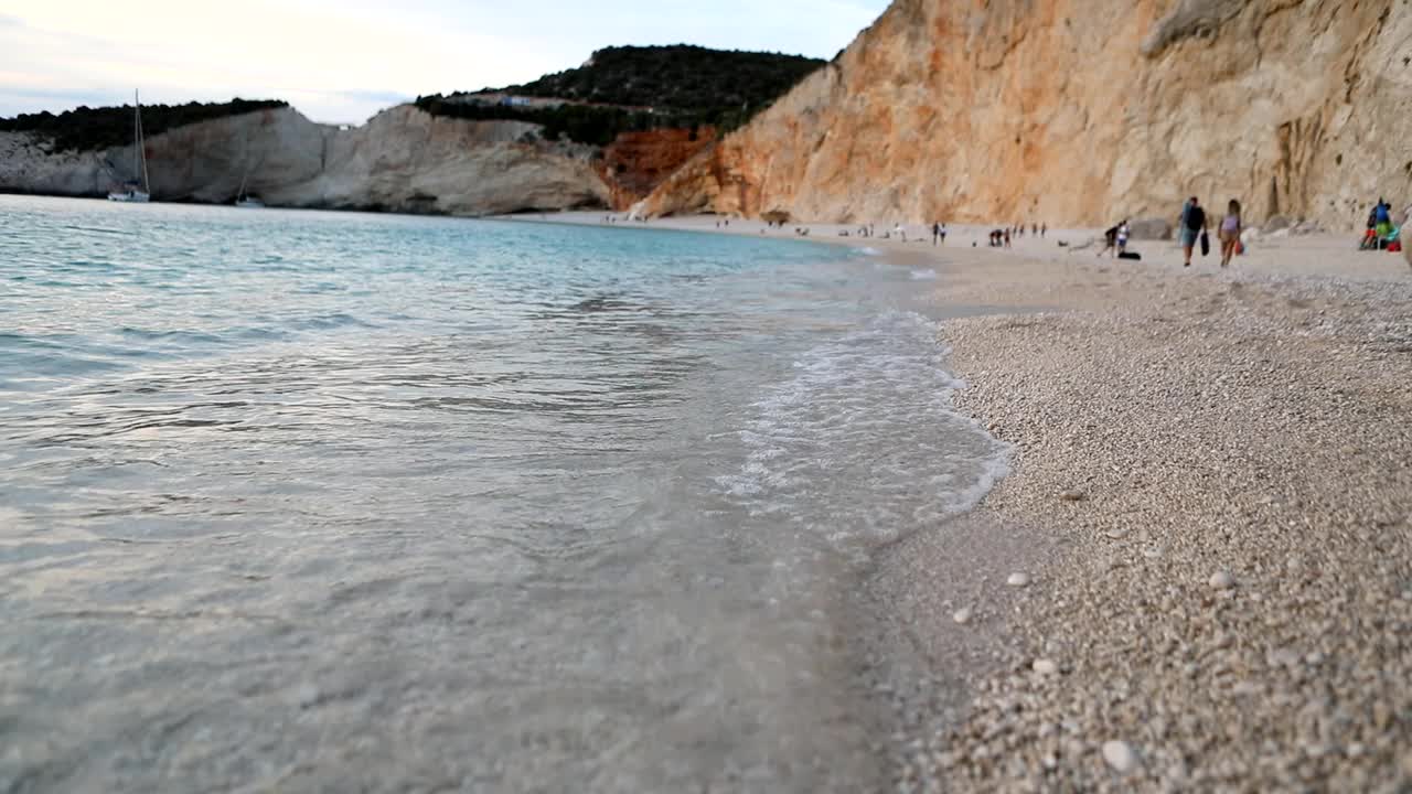 日落时希腊海滩上的海浪视频素材