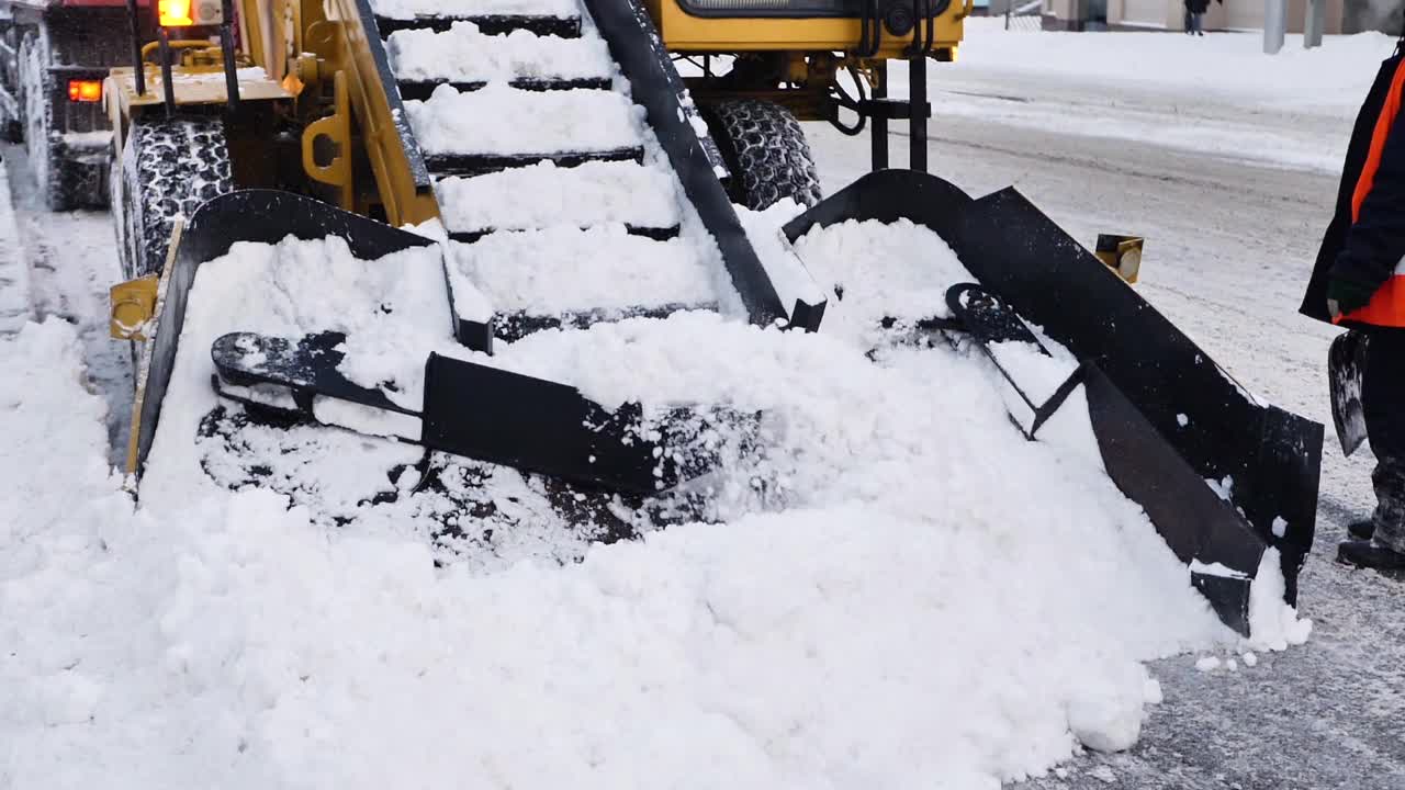 抓斗装载机清除道路上的积雪视频素材