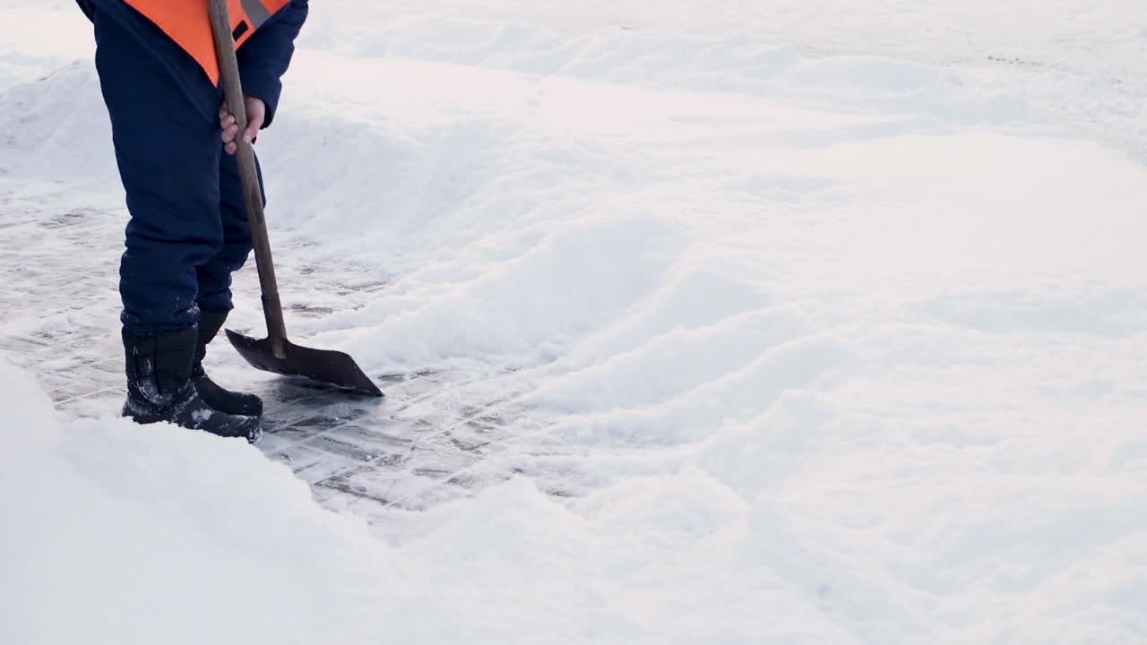 工人们在冬天清扫道路上的积雪，清扫道路上的积雪视频素材