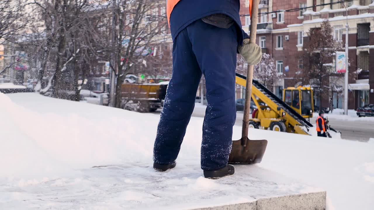 工人们在冬天清扫道路上的积雪，清扫道路上的积雪视频素材