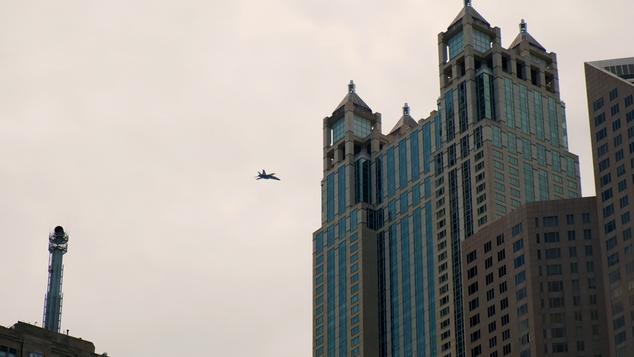 喷气式战斗机飞行，空军飞机军事部队军队在城市上空。慢动作镜头视频素材