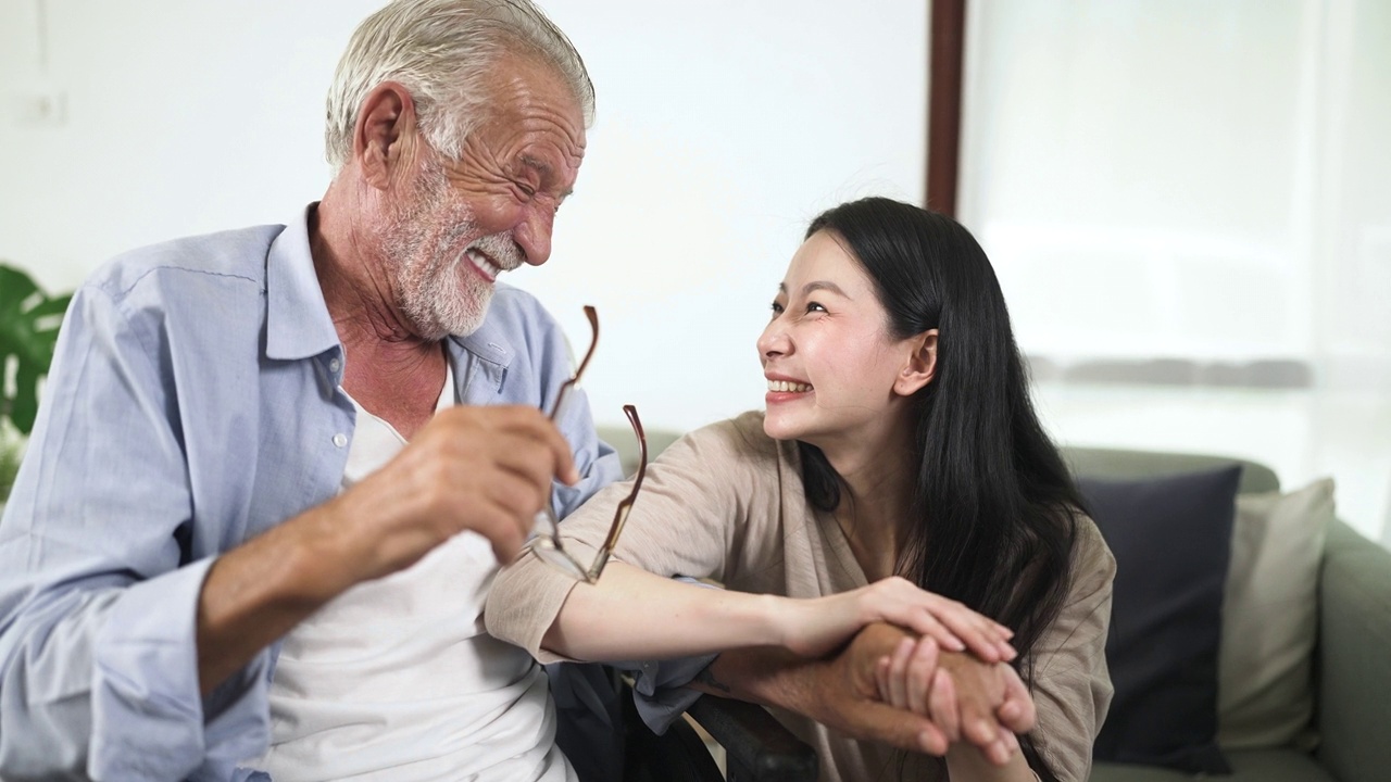 女儿牵着父亲的手，爱的给予鼓励视频下载