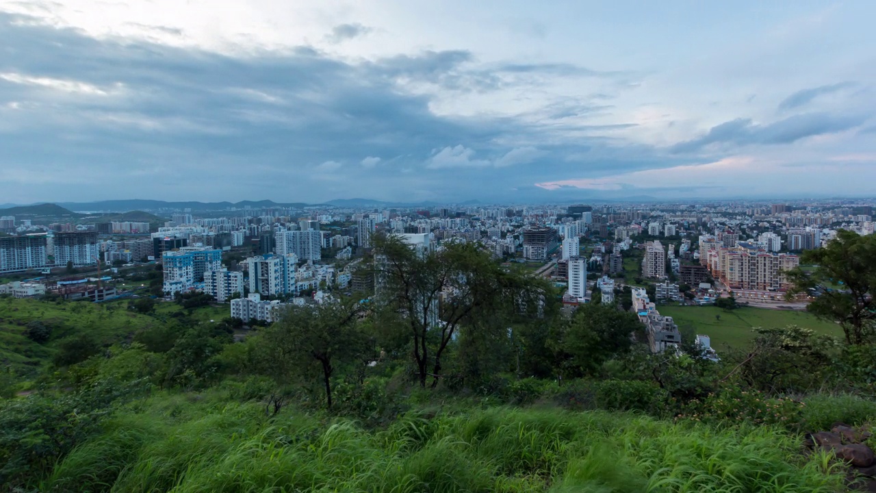 广角城市景观，戏剧性的云和城市浦那，孟买-浦那-班加罗尔国家公路，浦那，马哈拉施特拉邦，印度，日夜推移视频素材