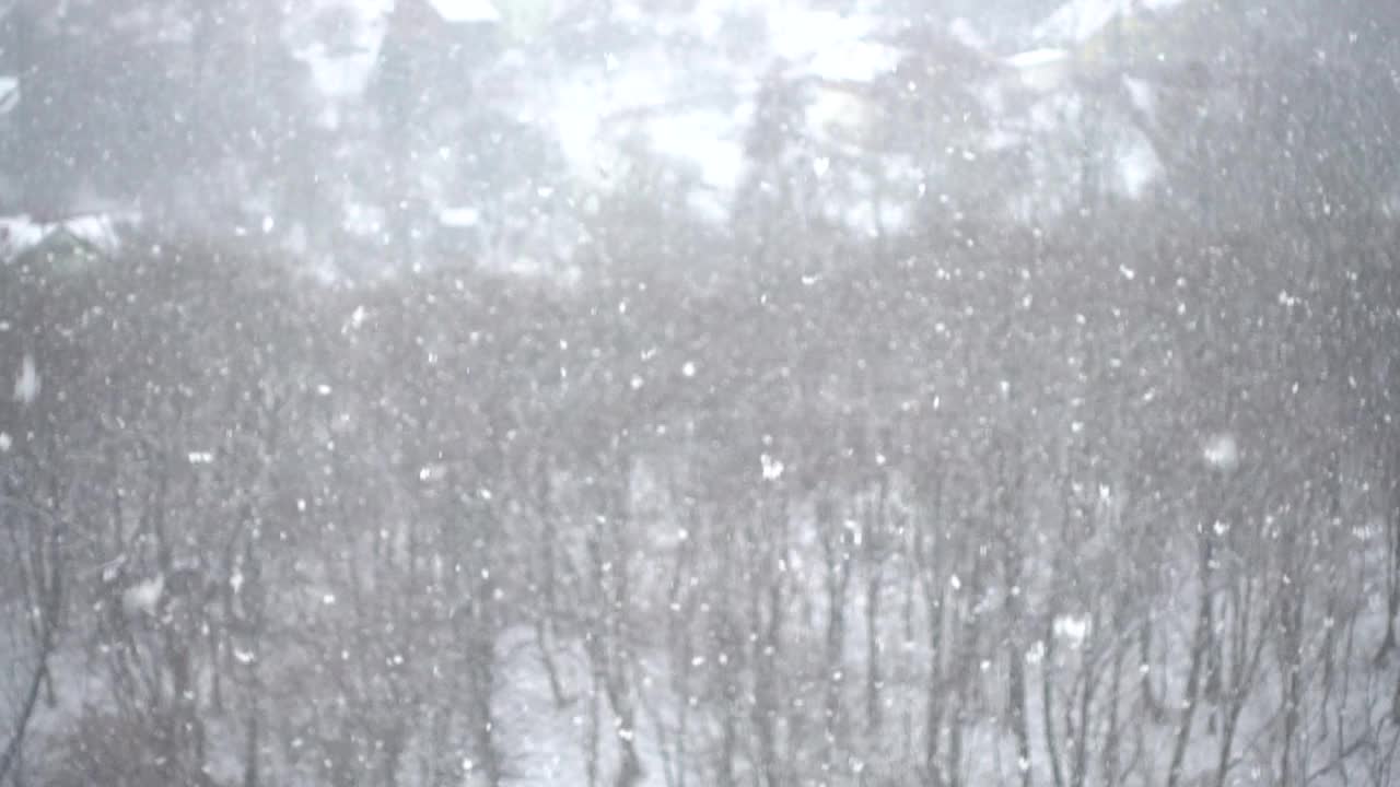 在冬天下雪时向上飘落的雪花。抽象。缓慢的运动。视频素材