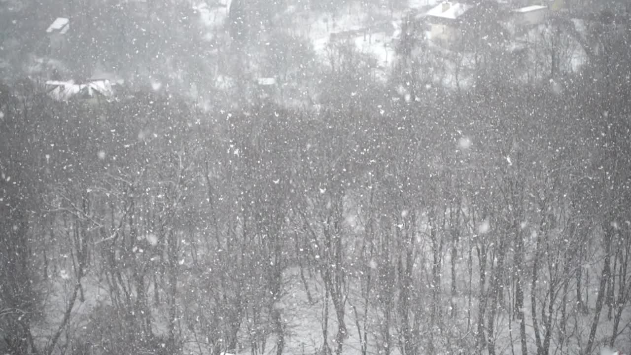 在冬天下雪时向上飘落的雪花。抽象。缓慢的运动。视频素材