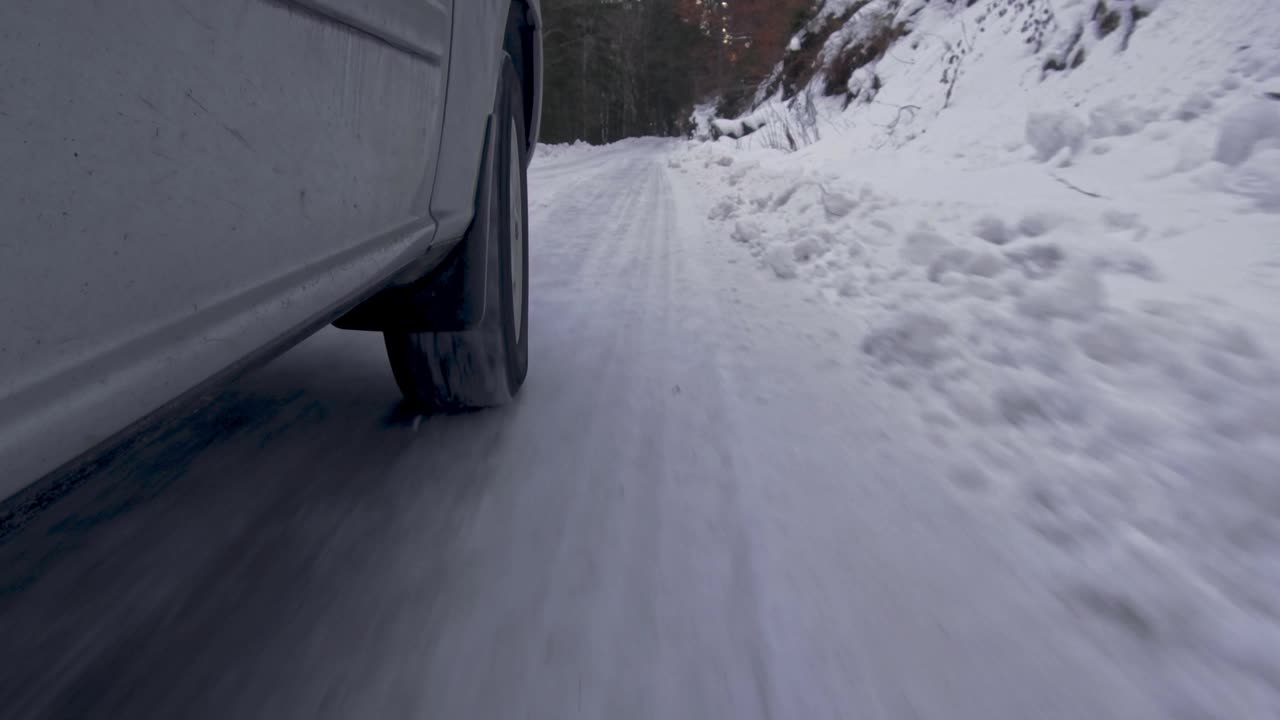 在雪地路上的车轮视频素材