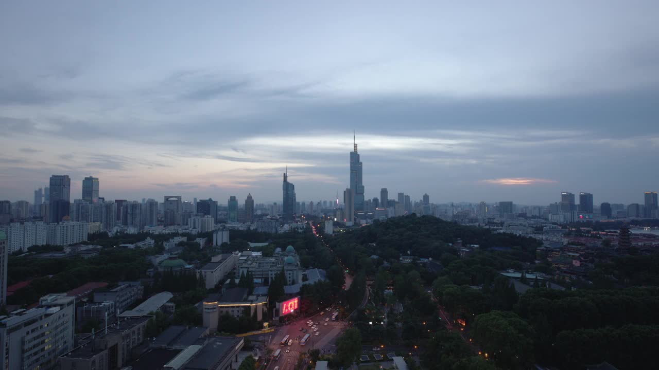 在一个高楼林立的城市里，延时摄影不分昼夜视频素材