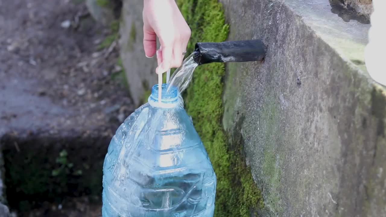 往塑料瓶里倒水视频素材