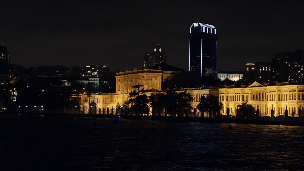 夜晚的土耳其博斯普鲁斯海峡和城市的灯光。视频素材