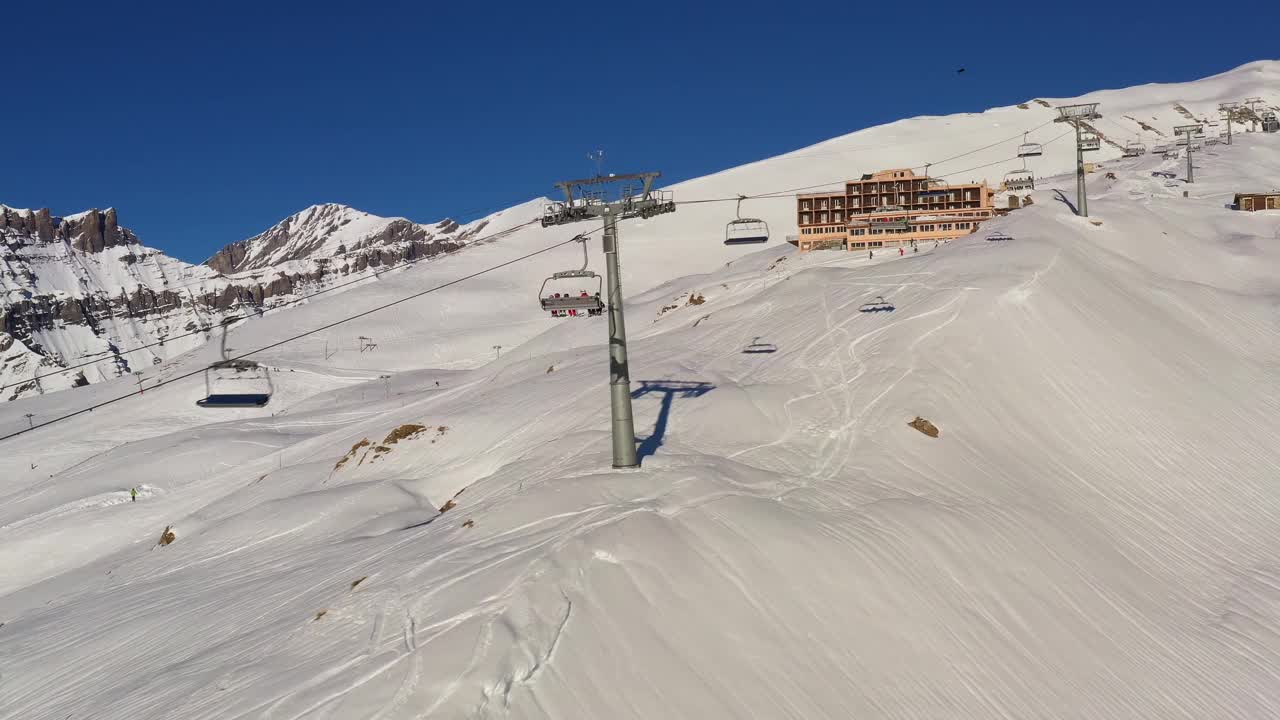 无人机拍摄的瑞士阿尔卑斯山的洛克尔巴德滑雪胜地视频素材