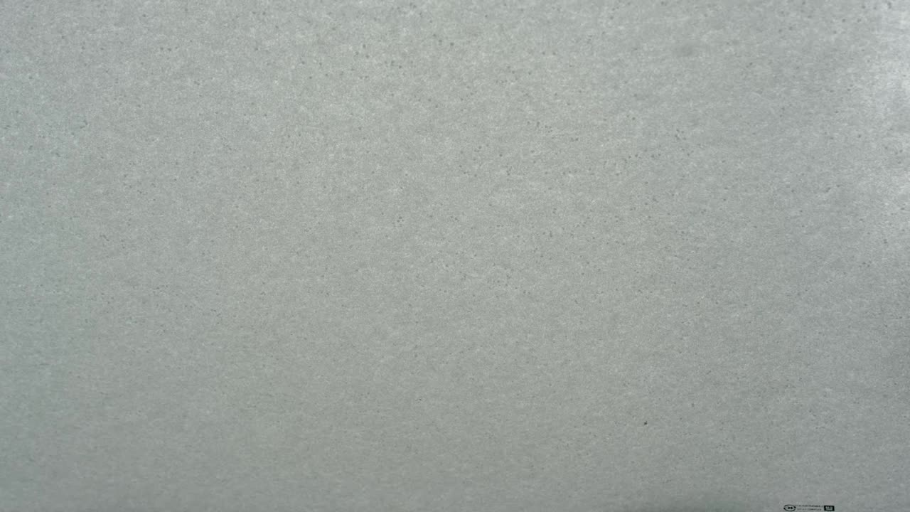 一名男子在雪景后从车内刷雪。夹克里的一只手，白色的身体上放着一把汽车扫把。冬天的天气条件。慢动作视频素材