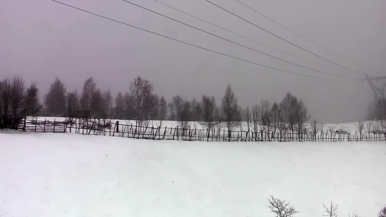 在寒冷的冬天，你可以俯瞰白雪覆盖的群山视频素材