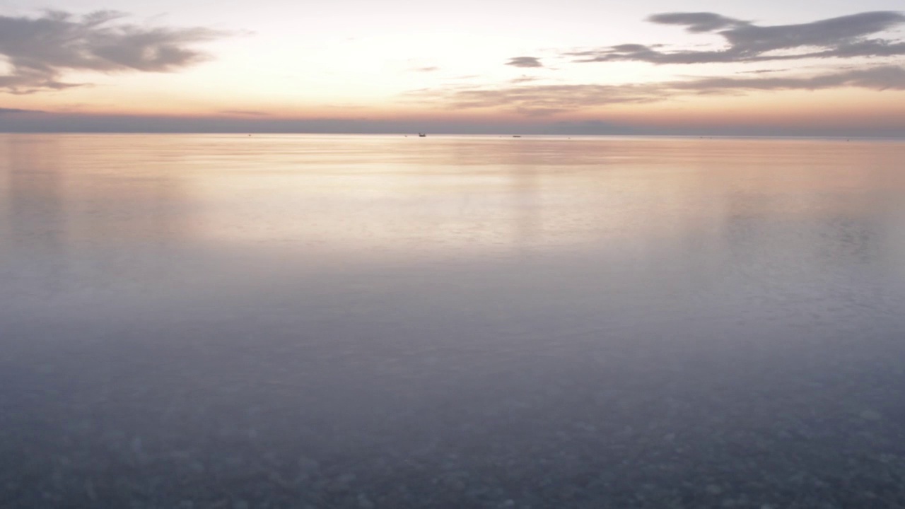 时间流逝，云朵飘过海面，浮起一些停泊在海面上的小船视频素材