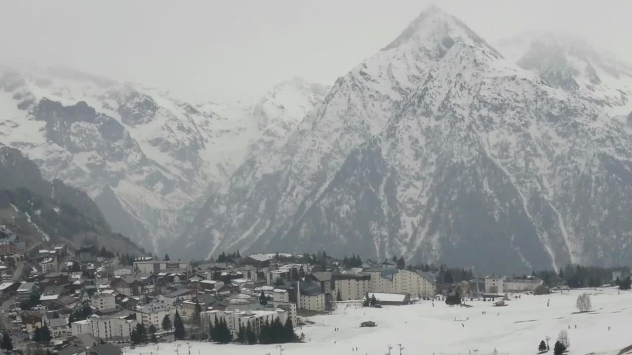 山上的旅游胜地，是看到玻璃划痕的缆车，攀登到白雪覆盖的山峰视频素材