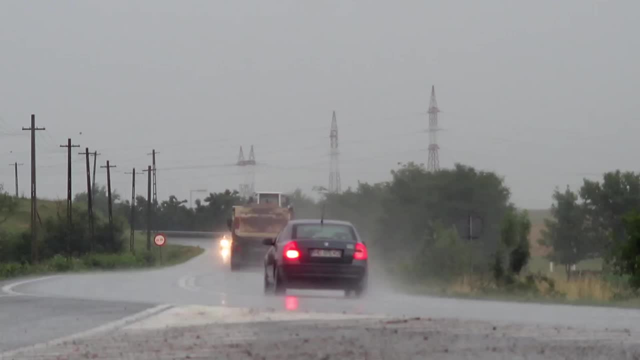 由于夏季大雨，卡车和小型汽车在潮湿的道路上行驶视频素材