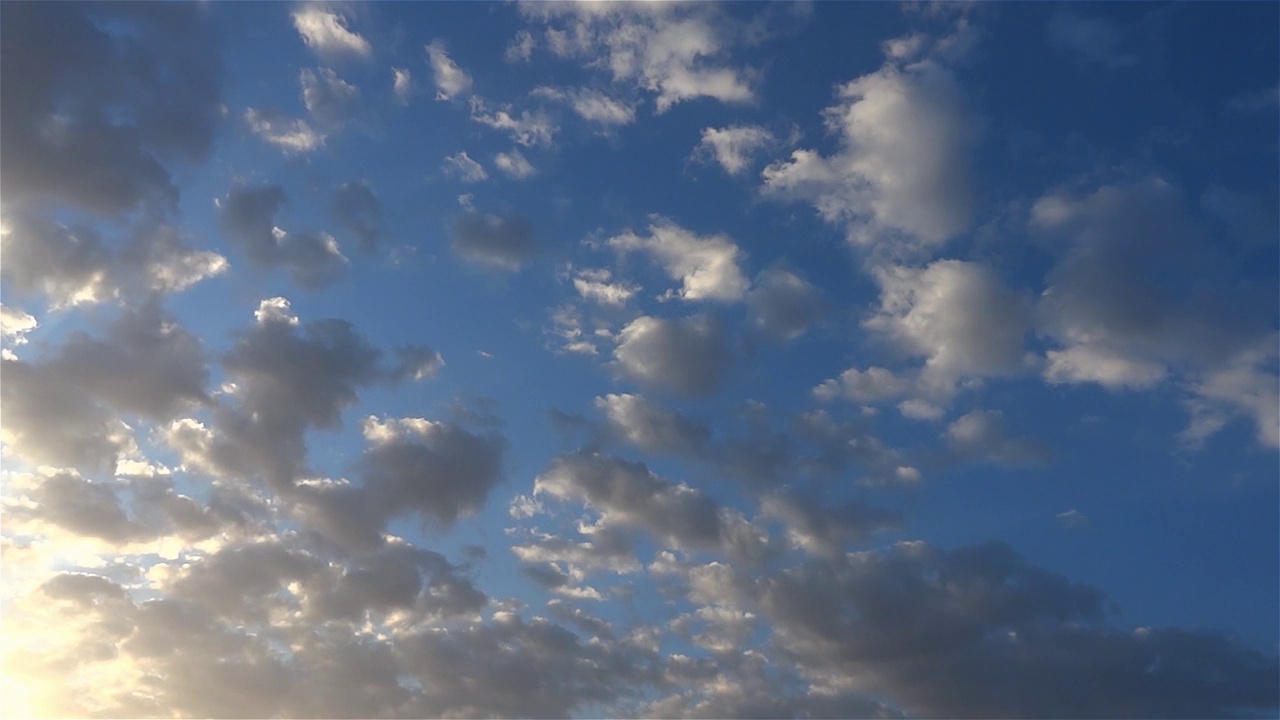 云朵飘过天空，谁在奔跑，谁被夕阳照亮视频素材