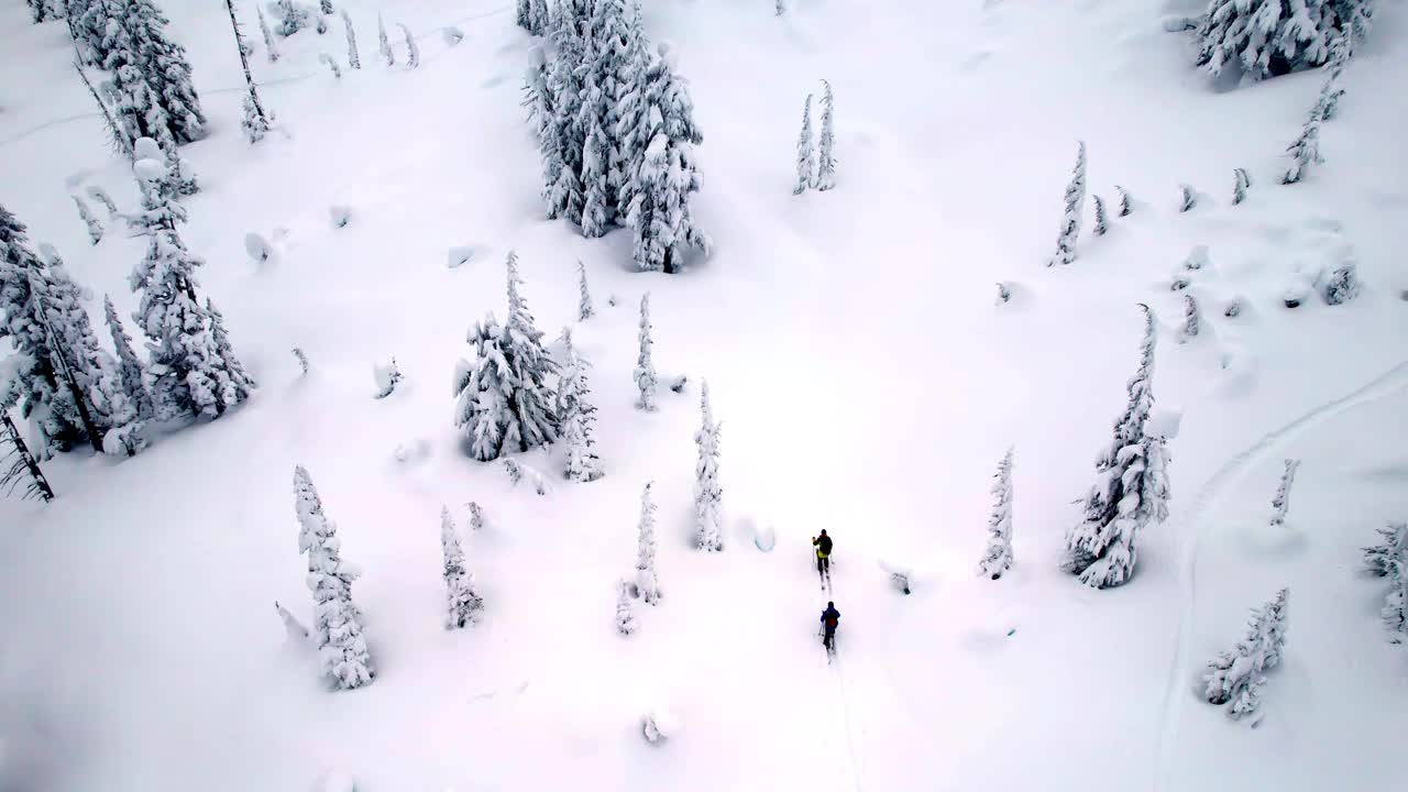 滑雪旅行的无人机镜头视频素材