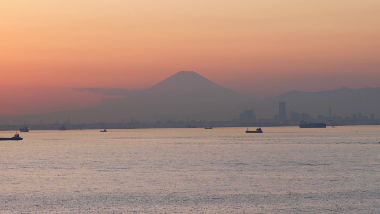 看到富士山的剪影视频素材