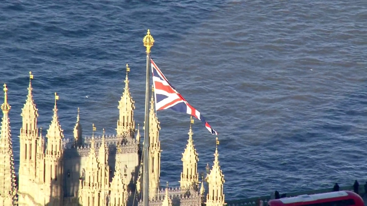 从高角度观看英国国旗和议会大厦上的石雕视频素材