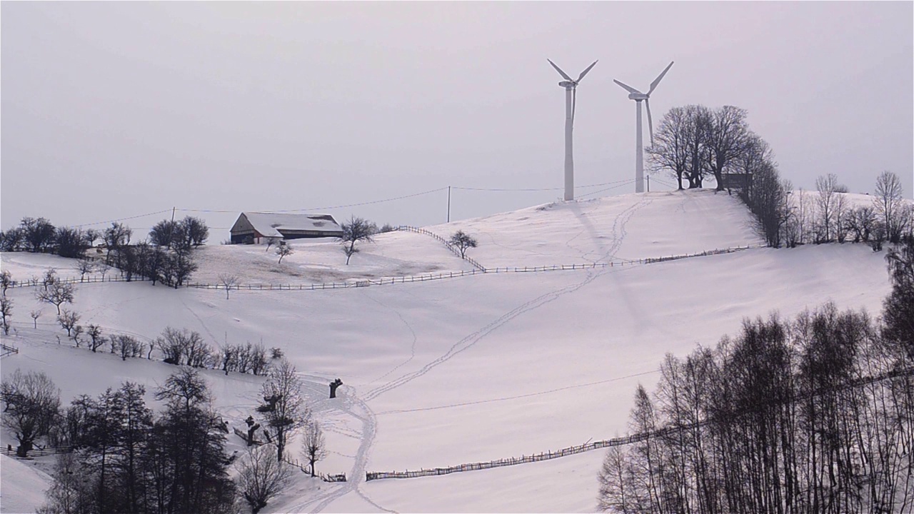 风电场建在山上，被积雪覆盖视频素材