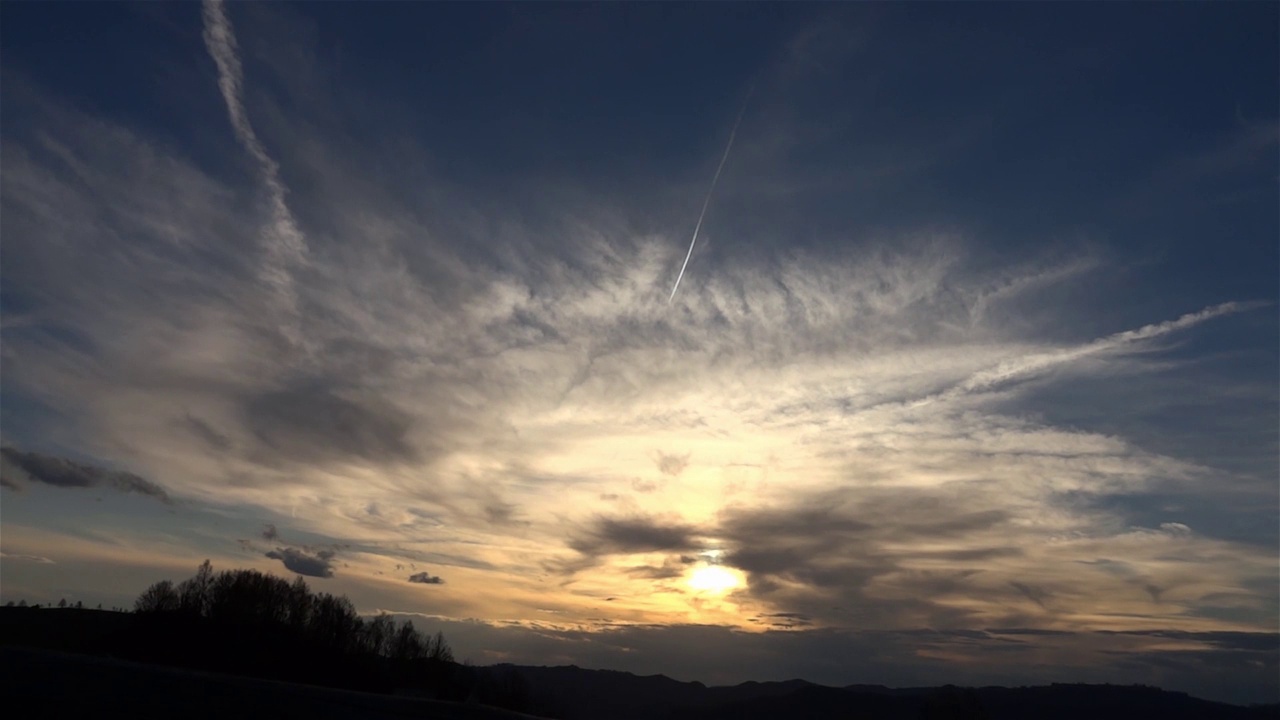 透过稀疏的白云看到夕阳视频素材