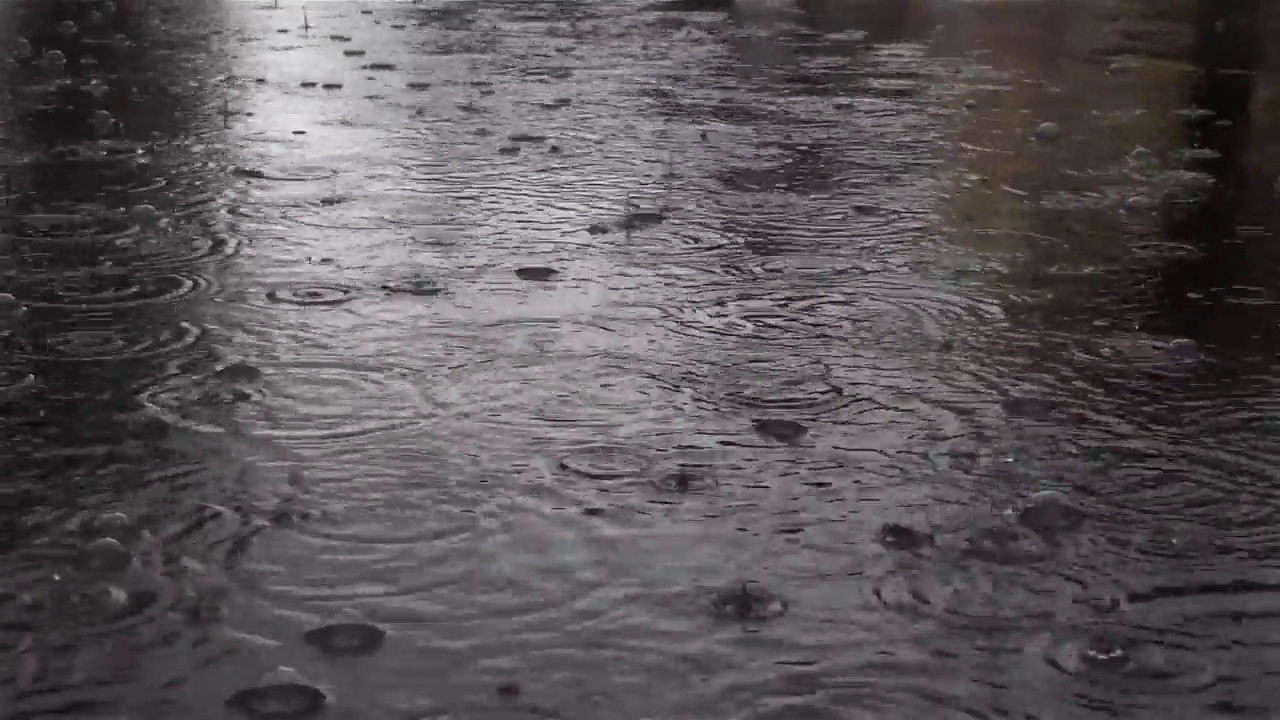 夏天的雨在充满泡沫的水池里看到视频素材